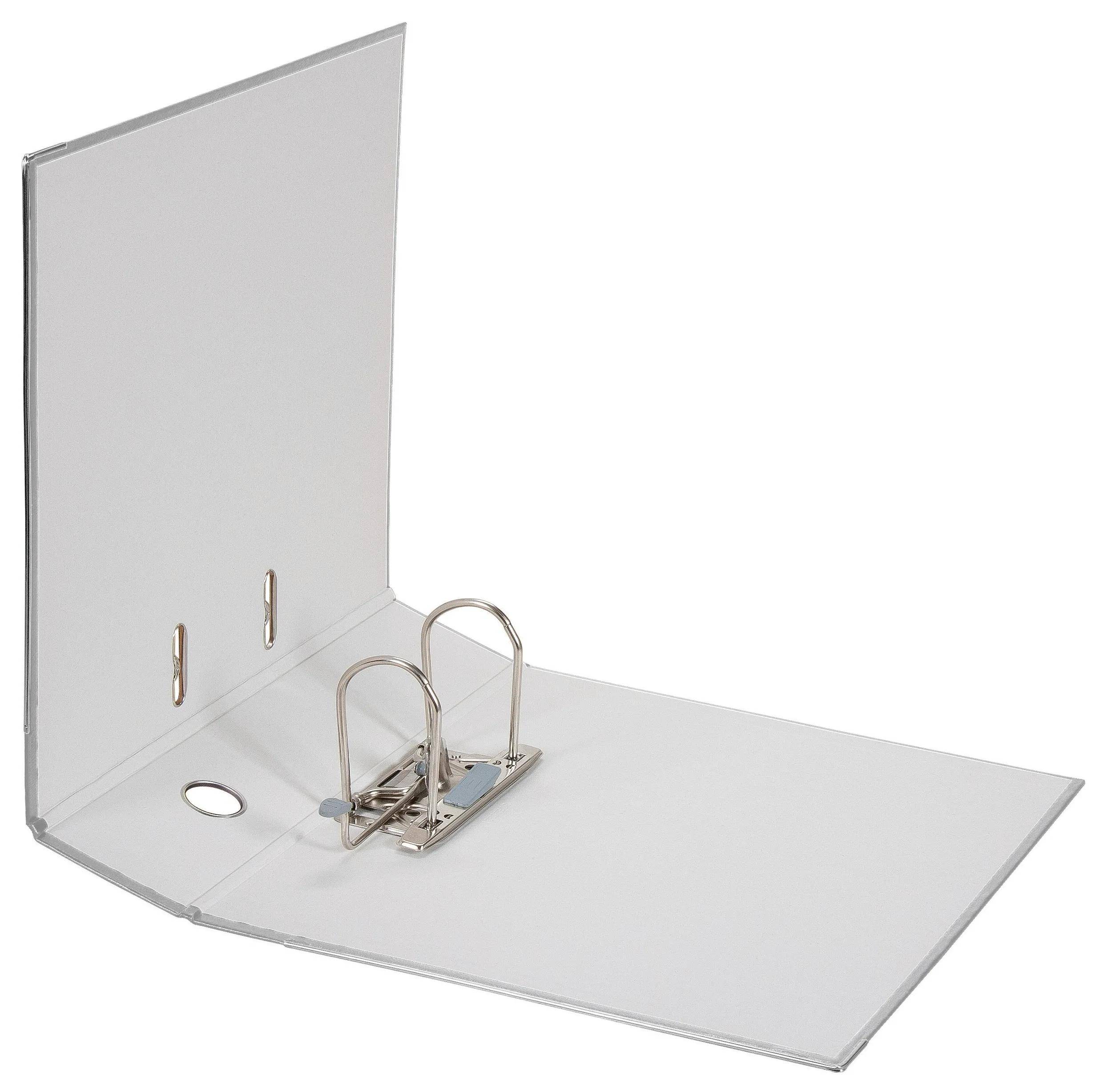 Ein Metallringordner mit offener Ansicht, die drei Metallringe zum Halten von Papieren zeigt. Er ist leer und unterstreicht seine Organisationsfunktion.