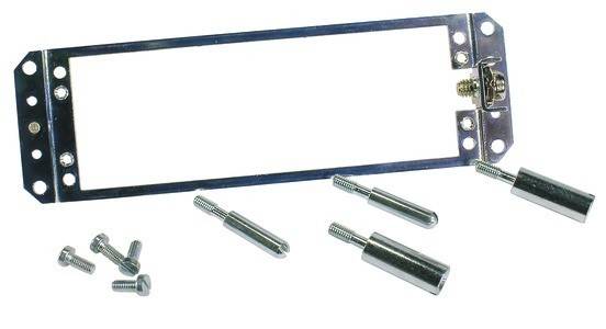 Metallrahmen mit Schrauben und zylindrischen Komponenten, höchstwahrscheinlich Teile für eine elektronische oder mechanische Baugruppe, auf einem schlichten Hintergrund ausgelegt.