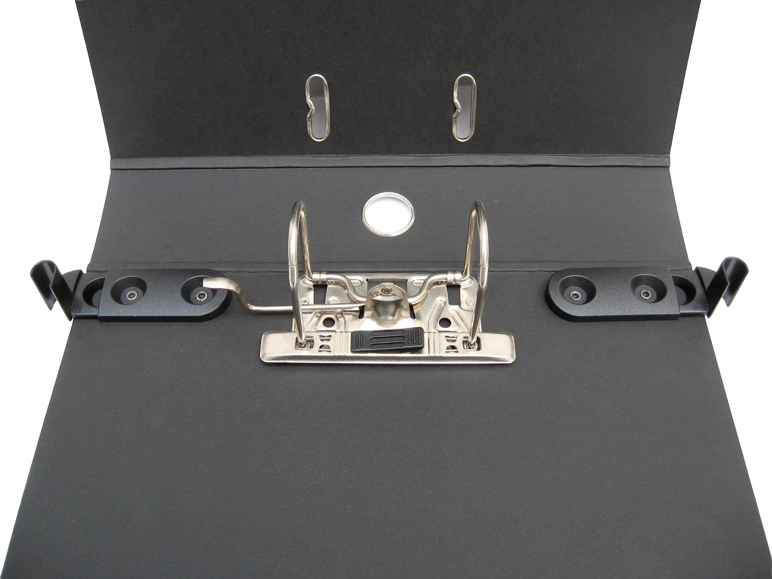 Offene schwarze Ordnermappe mit zwei Metallringen und einem Hebel zum Sichern von Papieren im Inneren.