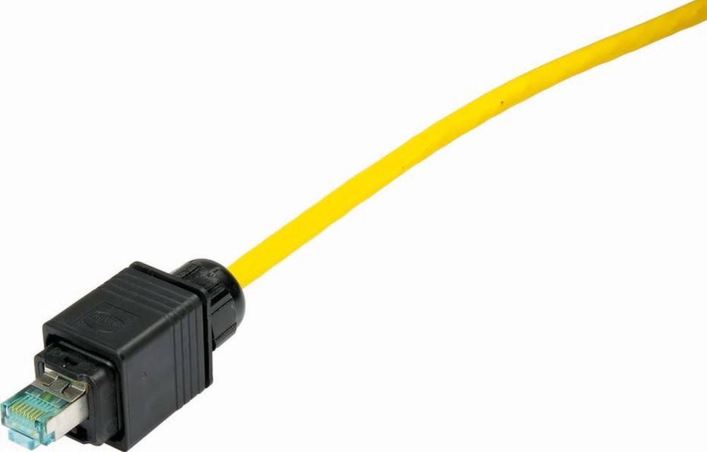 Ein schwarzer Netzstecker, der mit einem gelben Kabel vor einem weißen Hintergrund verbunden ist.