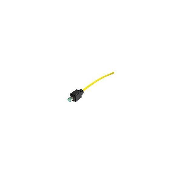 Schwarzer elektrischer Stecker an einem gelben Kabel auf weißem Hintergrund.