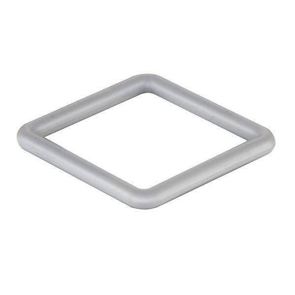 Ein silberner quadratischer Metallring mit abgerundeten Kanten liegt flach auf einem weißen Hintergrund.