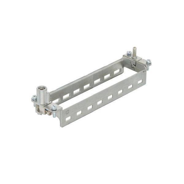 Eine Metallhalterung für DIN-Schienen mit mehreren quadratischen Löchern, konzipiert zur Befestigung elektrischer Komponenten in einer Steuerungstafel.