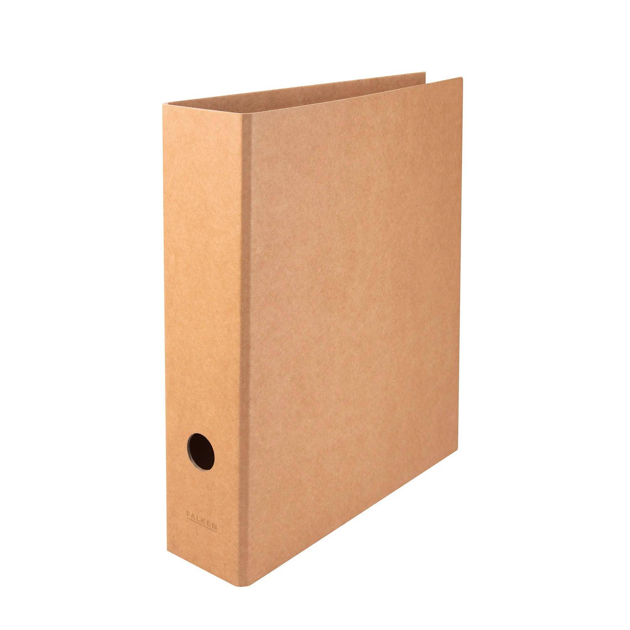 Ein brauner Aktenordner mit einem kreisförmigen Loch am Rücken steht aufrecht vor einem schlichten weißen Hintergrund.