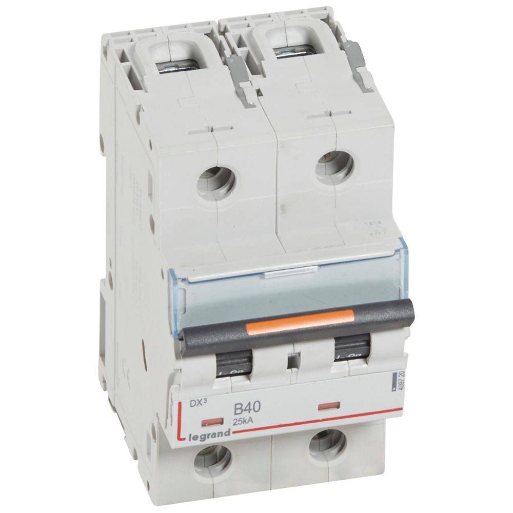 Ein Zweipol-Leistungsschalter mit sichtbarem 'B40 25kA' und 'Legrand', verwendet für elektrischen Schutz.