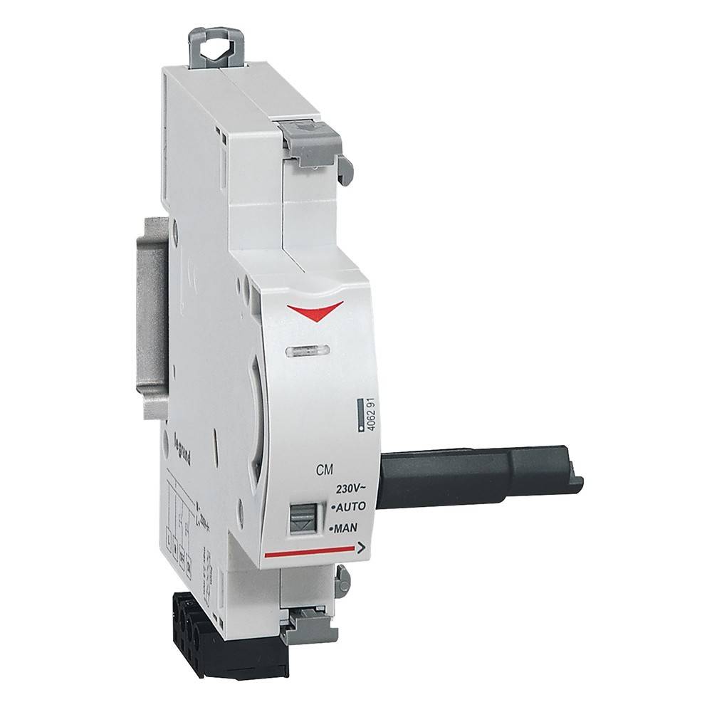 Ein Legrand-Elektroschalter, weiß mit Beschriftungsmarkierungen, mit manuellen/automatischen Einstellungen und einer kleinen roten Anzeige. Verwendet zur Schaltkreissteuerung.