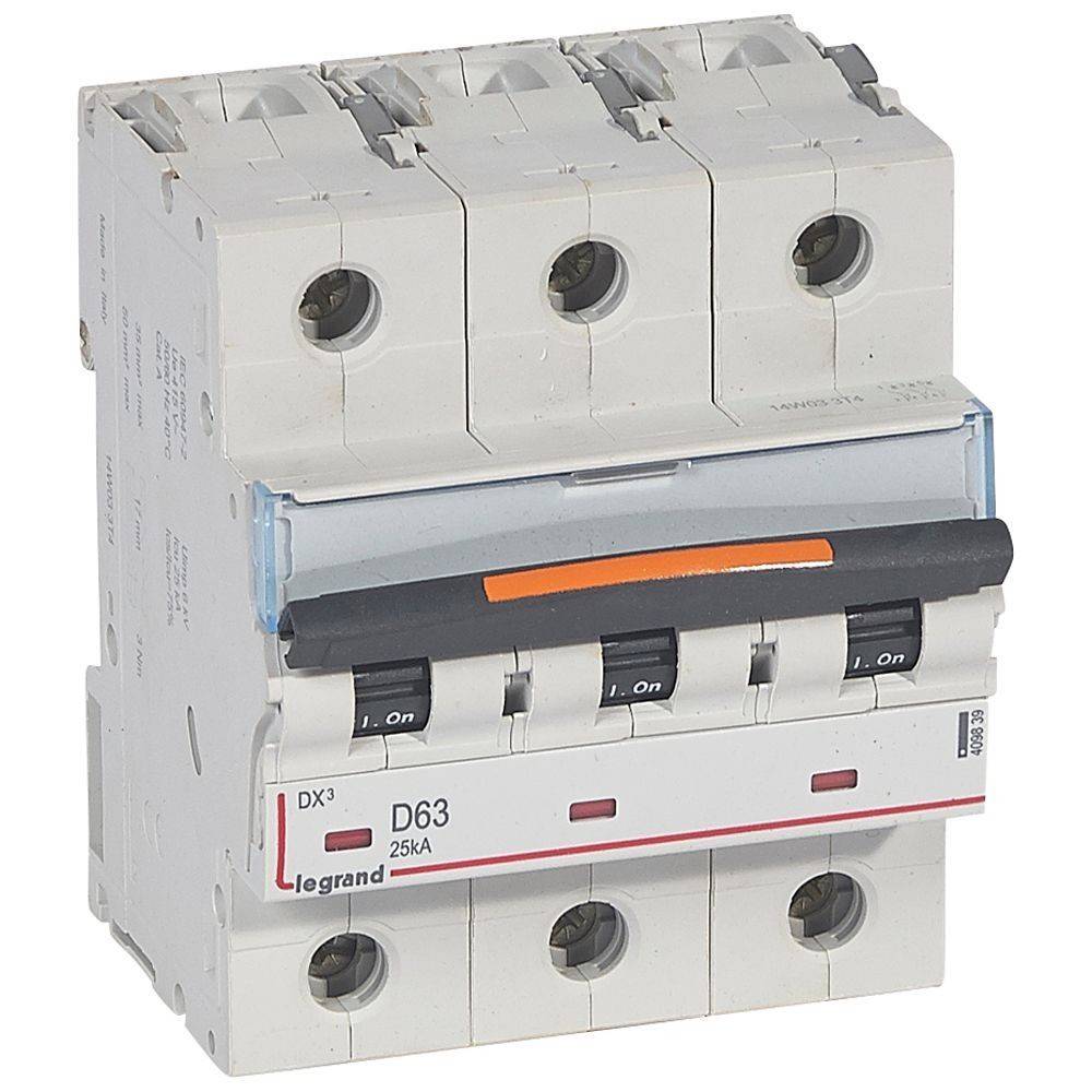 Legrand D63 25kA Leistungsschalter mit drei Schaltern, verwendet für elektrische Sicherheit und Überstromschutz.