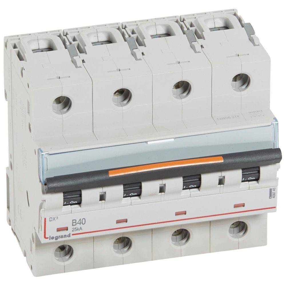 Vierpoliger Sicherungsautomat mit 'B40' Kennzeichnung, konzipiert für elektrische Systeme.
