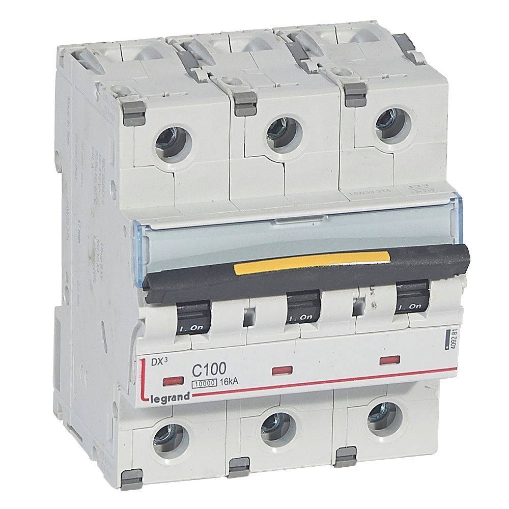 Ein Leistungsschalter mit Schaltern, die mit ‚Ein' und ‚Aus' beschriftet sind, von Legrand, Modell C100, mit einer Nennschaltvermögen von 16 kA.
