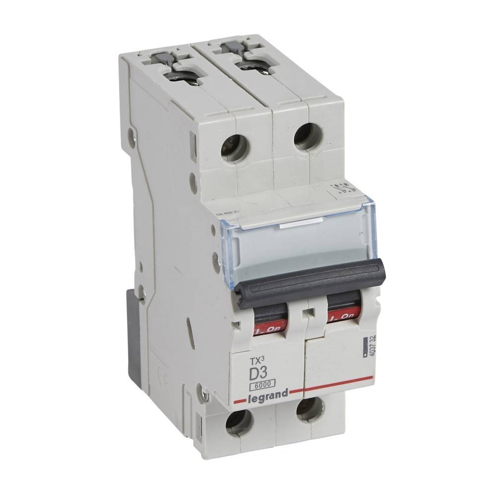 Ein weißer Doppelpol-Leitungsschutzschalter mit Schaltern, beschriftet mit TX3 D3 4500A von Legrand. Er wird für die elektrische Sicherheit verwendet und unterbricht die Stromzufuhr im Fehlerfall.