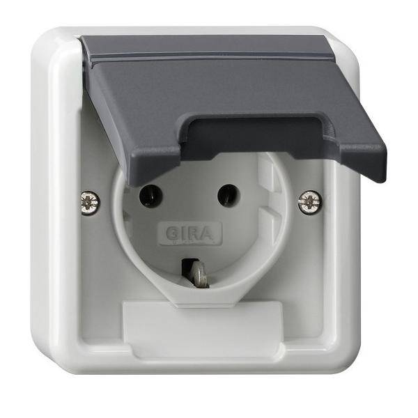 Europäische Steckdose mit Schutzdeckel, geeignet für Außen- oder feuchte Bereiche.