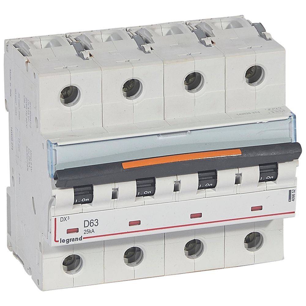 Legrand DX3 D63 Leitungsschutzschalter mit vier Schaltern, ausgelegt für 25 kA. Verwendet für elektrischen Schutz in Verteilerkästen.