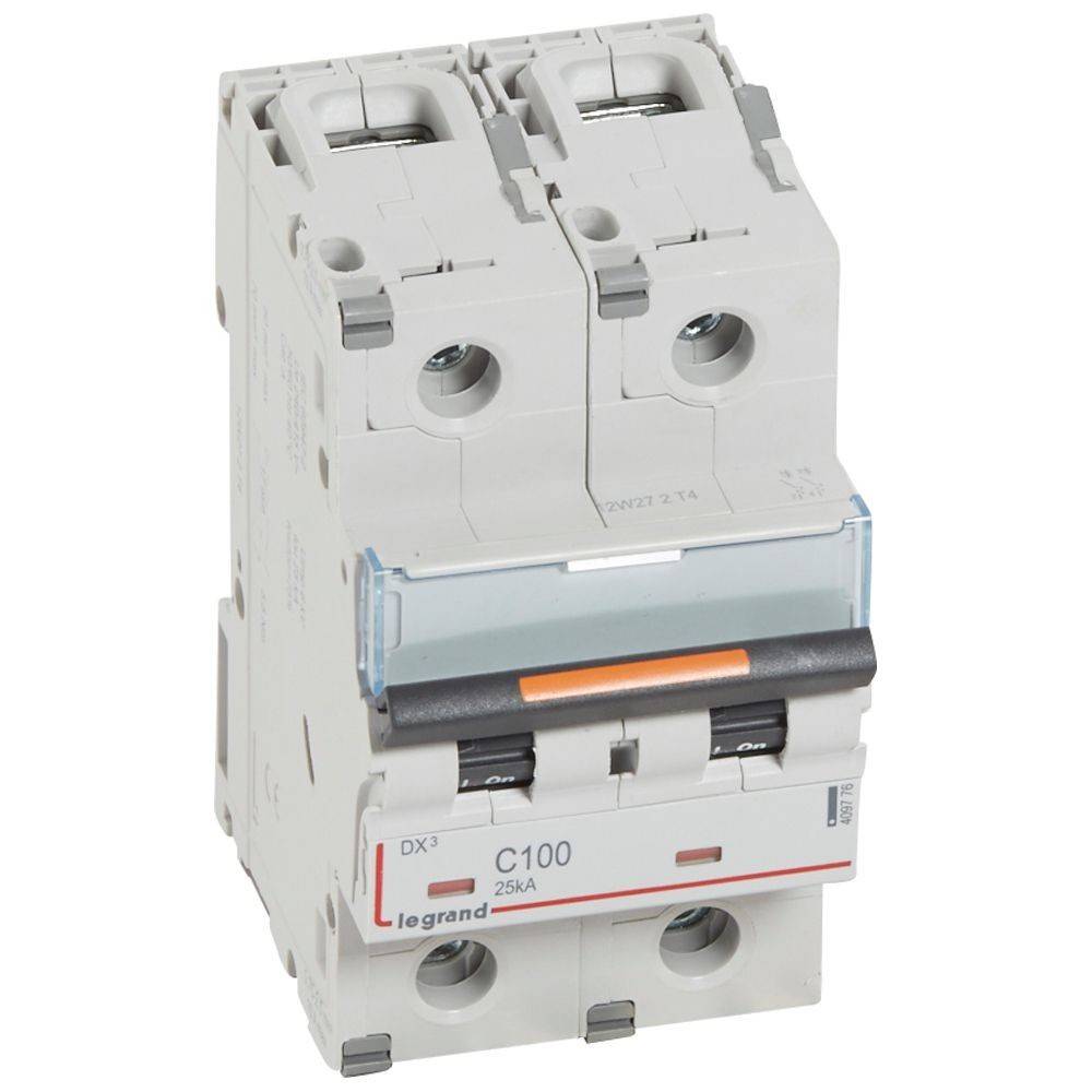 Ein Doppelpol-Leistungsschalter mit der Bezeichnung ‚C100', dessen Schalter in Ausschaltstellung ist und der für den elektrischen Überstromschutz konzipiert wurde.
