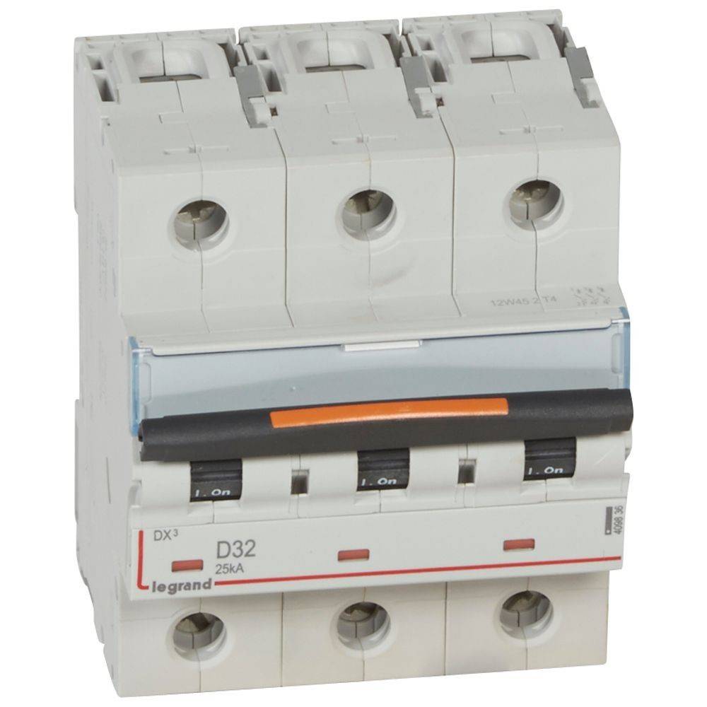 Ein weißer Mehrfach-Leitungsschutzschalter mit der Beschriftung 'Legrand D32 25kA', dessen Schalter sich in der 'Ein'-Position befinden.