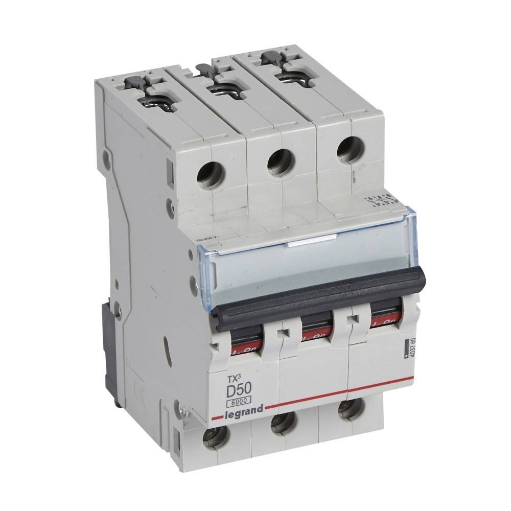 „Ein dreipолiger Leitungsschutzschalter der Marke Legrand, verwendet zum Schutz elektrischer Stromkreise vor Überlastungen und Kurzschlüssen.