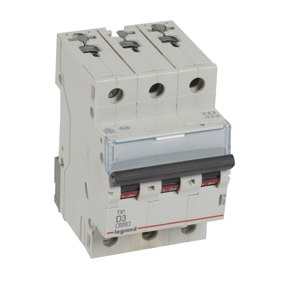 Ein dreipoliger Sicherungsschalter mit weißem Gehäuse und schwarzen Schalterhebeln, der zum Schutz elektrischer Stromkreise vor Schäden durch Überlastung oder Kurzschluss verwendet wird.
