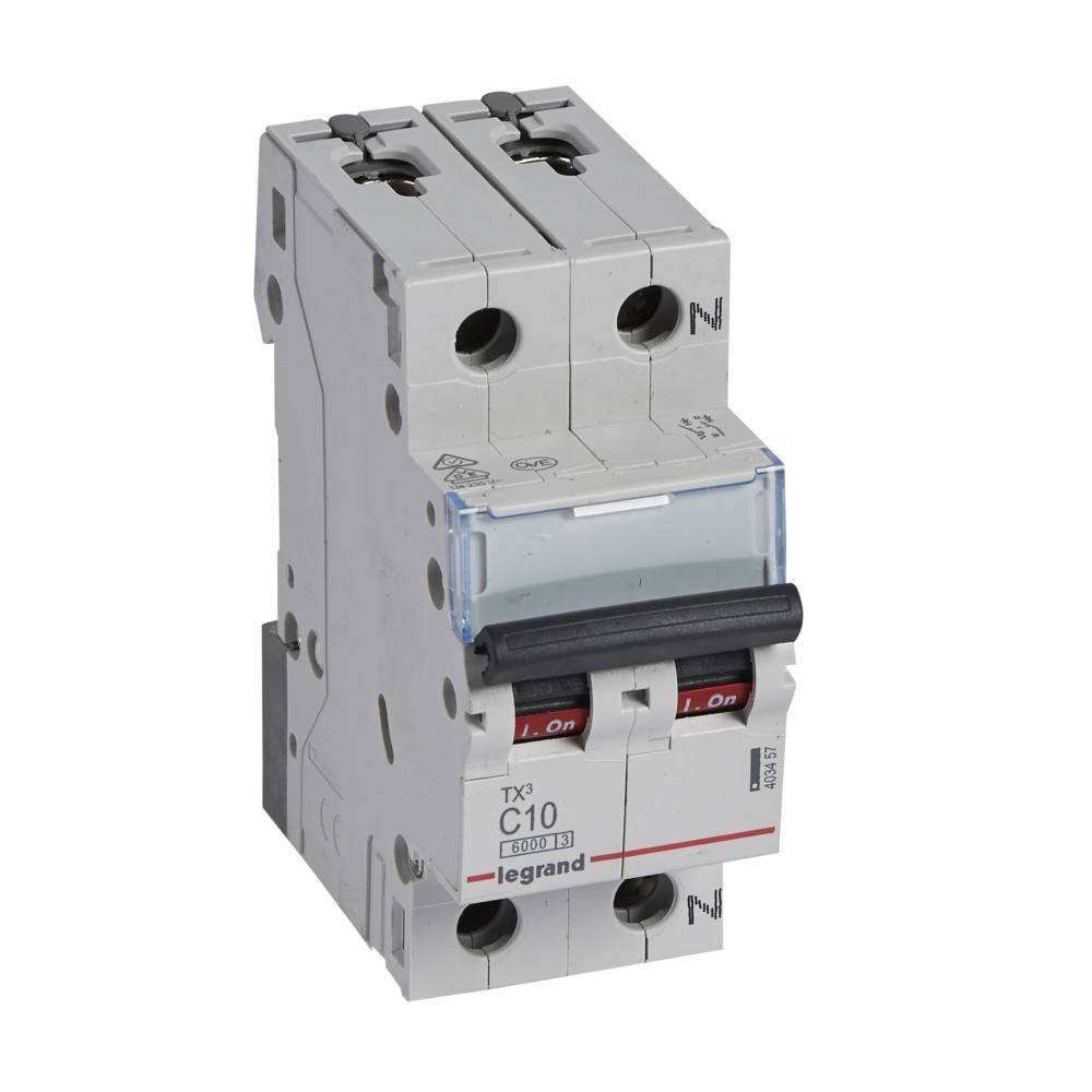Ein Zweipol-Leitungsschutzschalter mit der Bezeichnung 'C10' und roten 'Ein'-Schaltern, der zur elektrischen Sicherheit in Verteilerkästen verwendet wird.
