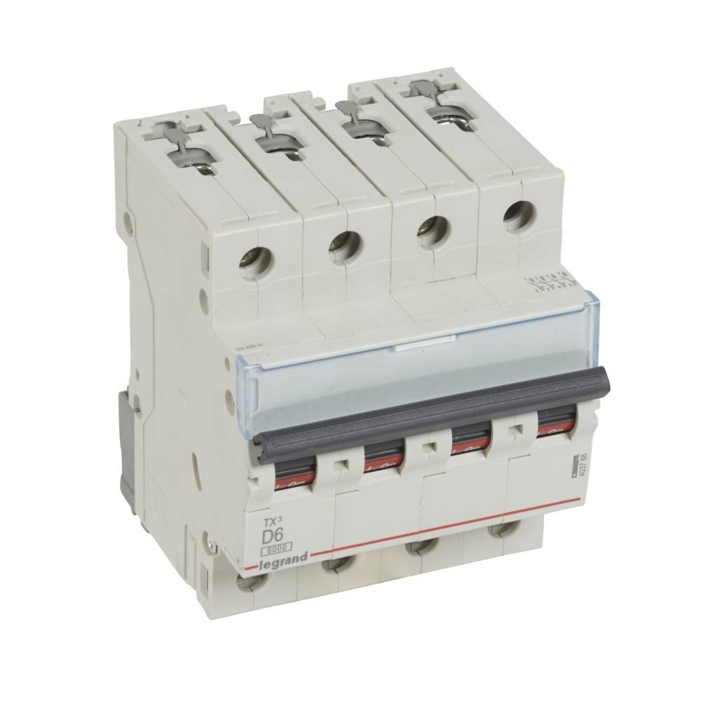 Ein Vierpoliger Leistungsschalter mit beschrifteten Schaltern. Verwendet für elektrischen Schutz und Schaltkreiskontrolle in industriellen oder kommerziellen Umgebungen.