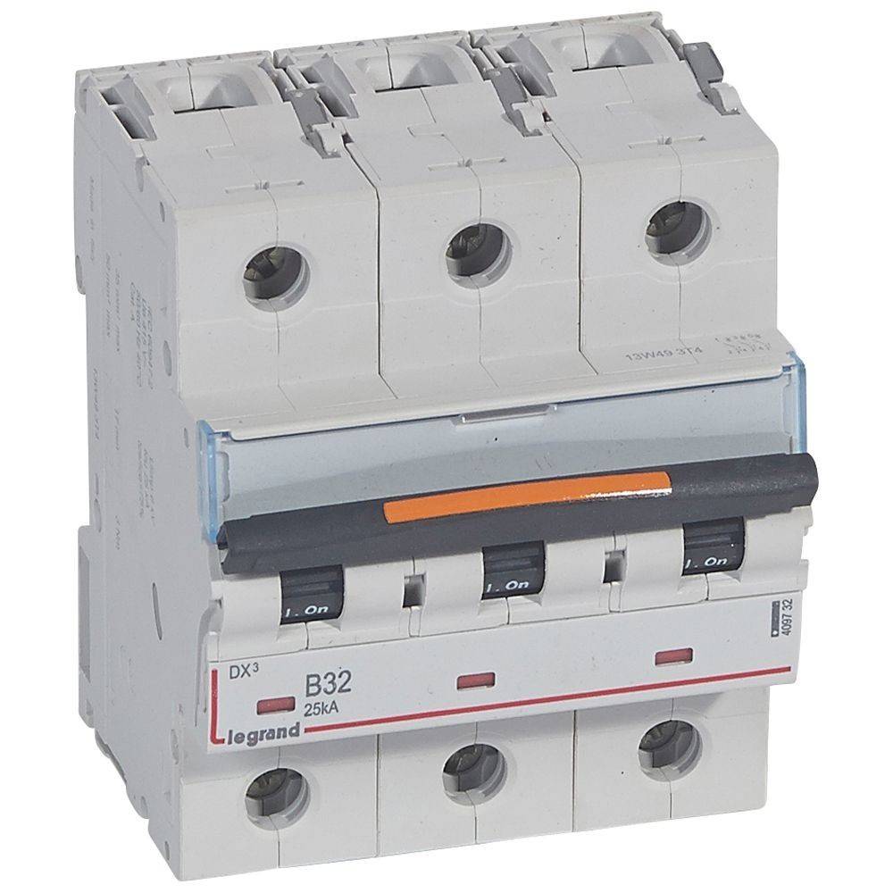 Legrand B32 25kA' Leistungsschalter mit vier Schaltern, in Schwarz mit 'Ein' beschriftet. Verwendet zur elektrischen Leitungsschutzschaltung.