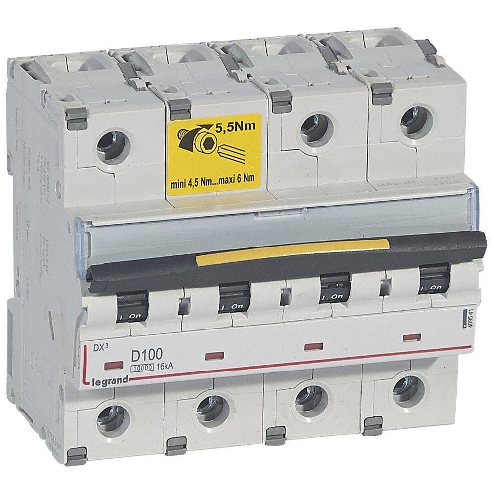 Ein weißer elektrischer Sicherungskasten mit vier Schaltern und einem gelben Etikett mit Drehmomentspezifikationen.