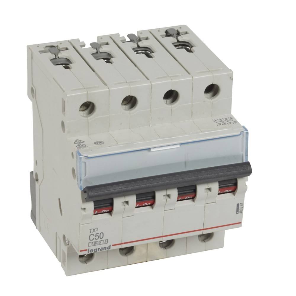Ein Vier-Pol-Leistungsschalter mit beschrifteten Schaltern, der für elektrische Sicherheit und Schaltungssteuerung verwendet wird.