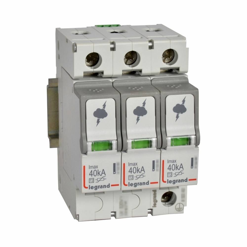 Ein dreipолiger Überspannungsschutz mit Beschriftungen, die '40kA' in rot und die Marke 'legrand' anzeigen. Geeignet für elektrische Sicherheitsinstallation.