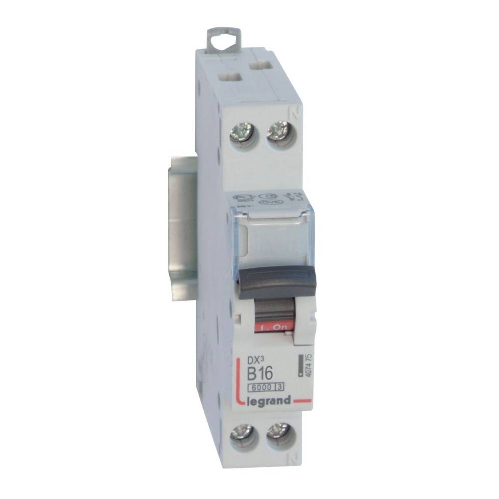 Ein einzelner Legrand-Sicherungsautomat mit der Bezeichnung 'B16', ausgestattet mit einem Kippschalter und drei sichtbaren Schraubklemmen, der zur Steuerung elektrischer Stromkreise verwendet wird.