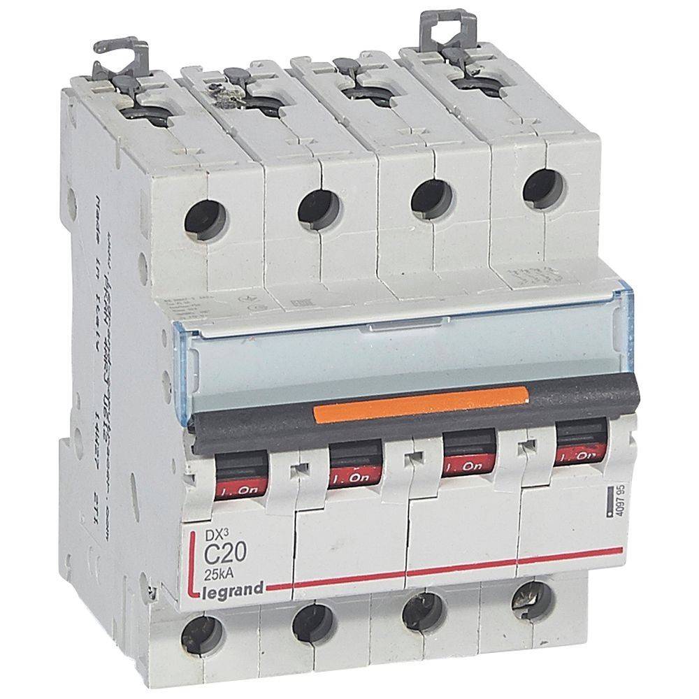 Ein Vier-Pole-Leistungsschalter von Legrand, mit der Bezeichnung 'C20', der eine Strombelastbarkeit von bis zu 20 Ampere anzeigt.