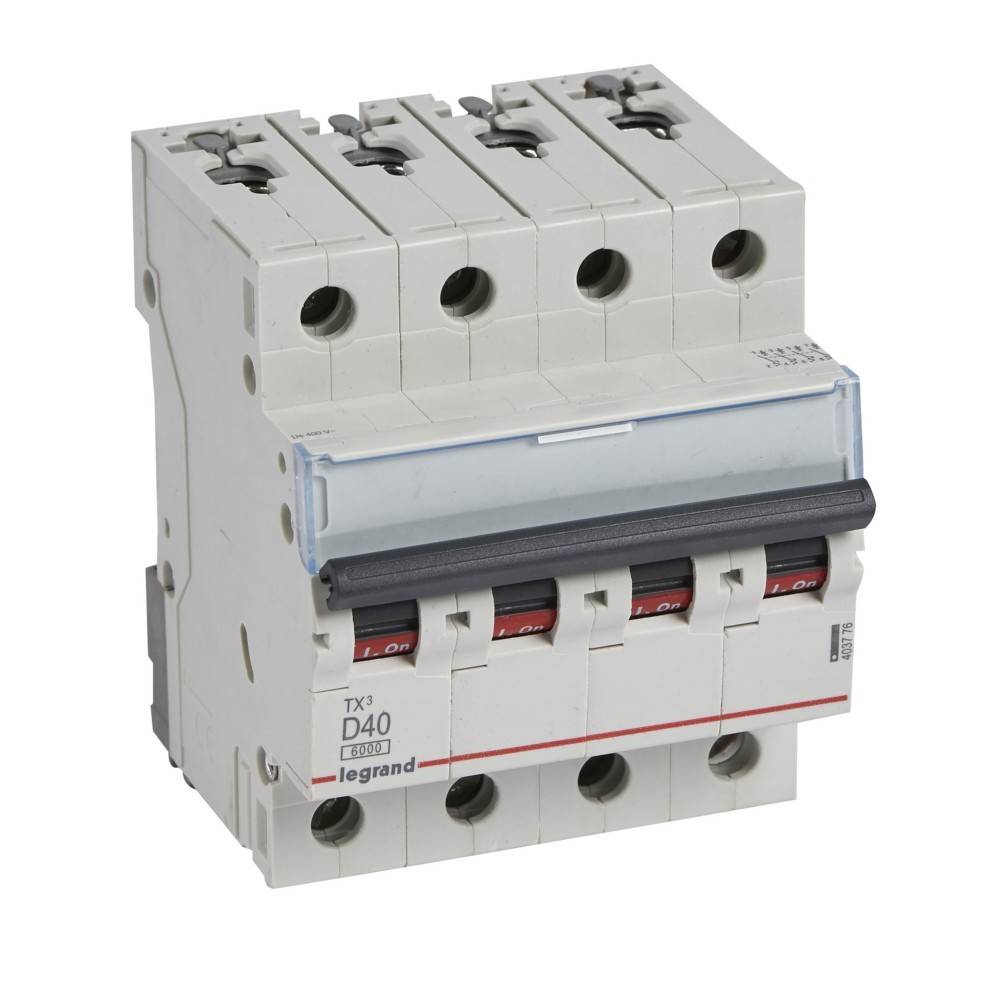 Legrand TX3 D40' Vier-Pol-Leitungsschutzschalter mit Ein-/Ausschaltern, verwendet zur Steuerung und zum Schutz elektrischer Stromkreise.