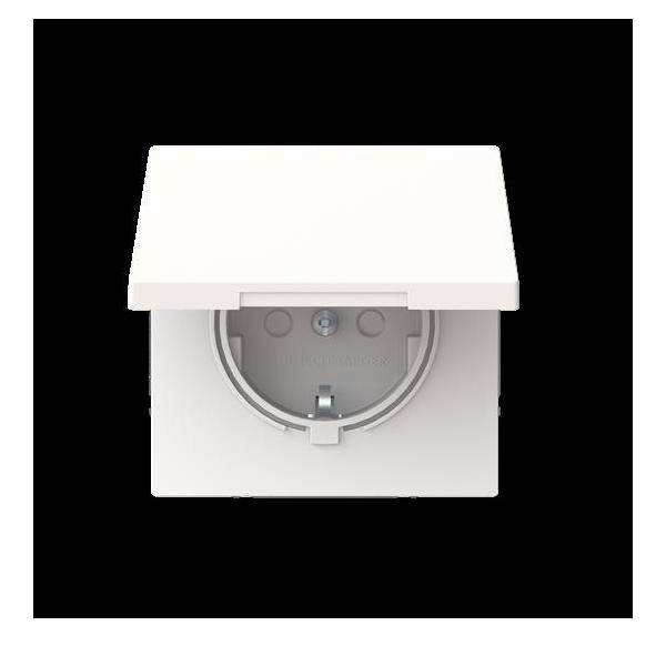 Weiße elektrische Steckdose mit Abdeckung ist geöffnet und zeigt eine kreisförmige Buchse. Das Foto ist zentriert auf der Steckdose vor einem schwarzen Hintergrund.