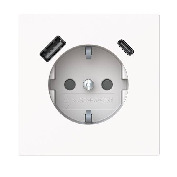 Weiße Wandsteckdose mit zwei runden Steckdosen und einem USB-C-Anschluss oben rechts, Marke Busch-Jaeger.