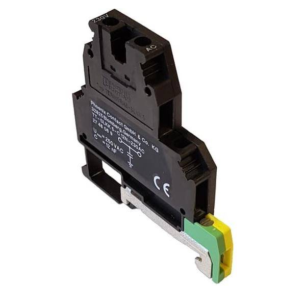 Ein schwarzer elektrischer Relais mit beschrifteten Spezifikationen und einem sichtbaren grün-gelben Hebel zum Anschluss oder Trennen von Stromkreisen.