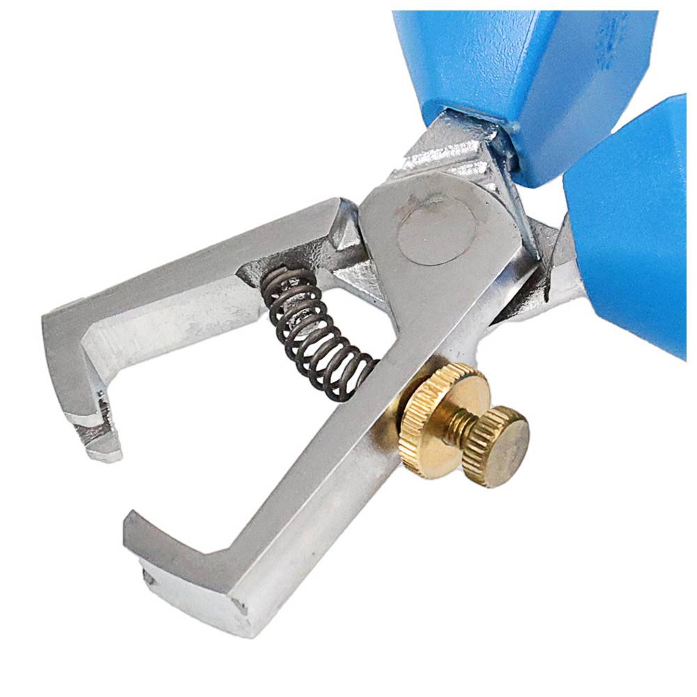 Eine Nahaufnahme eines blau griff Heftklammernentferner mit einer Metallklemme und Federmechanismus, der entwickelt wurde, um Heftklammern von Papierflächen zu entfernen.