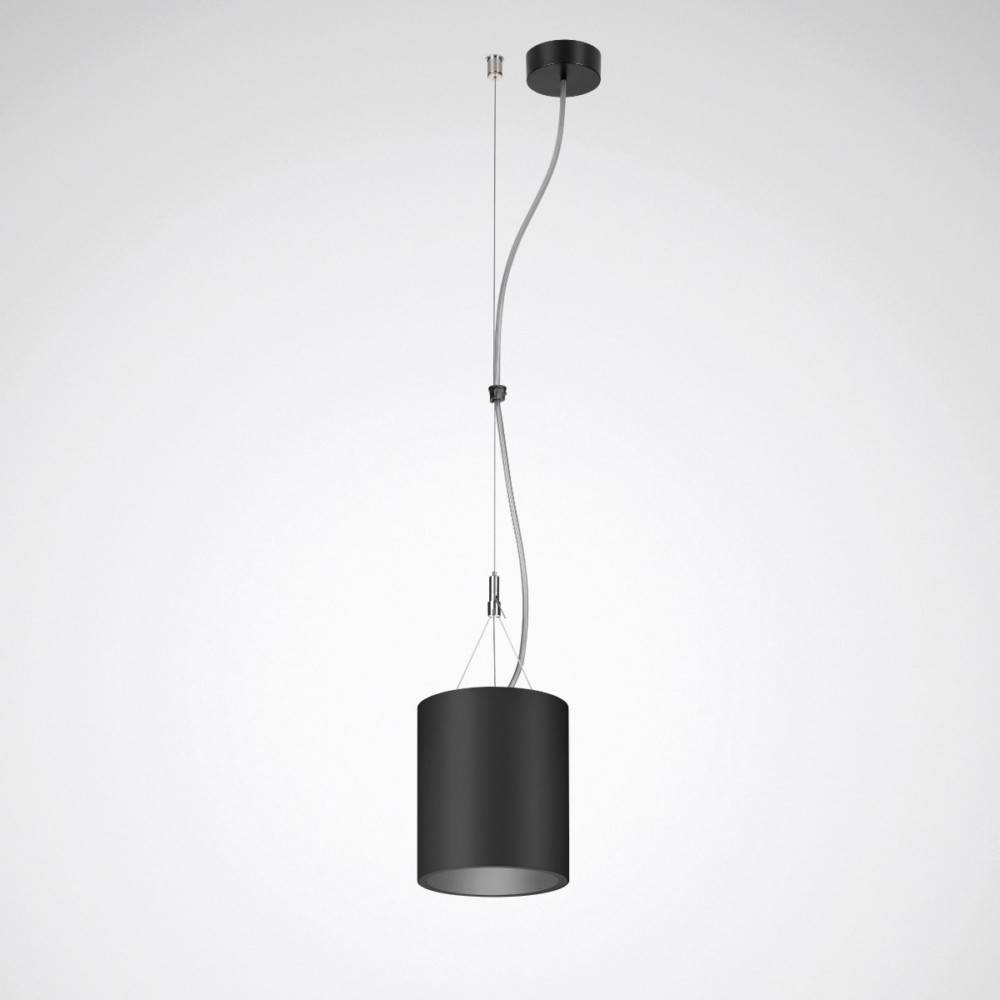 Hängende schwarze Pendelleuchte mit einem zylindrischen Lampenschirm, die an einem dünnen, verstellbaren Kabel vor einem neutralen Hintergrund hängt.