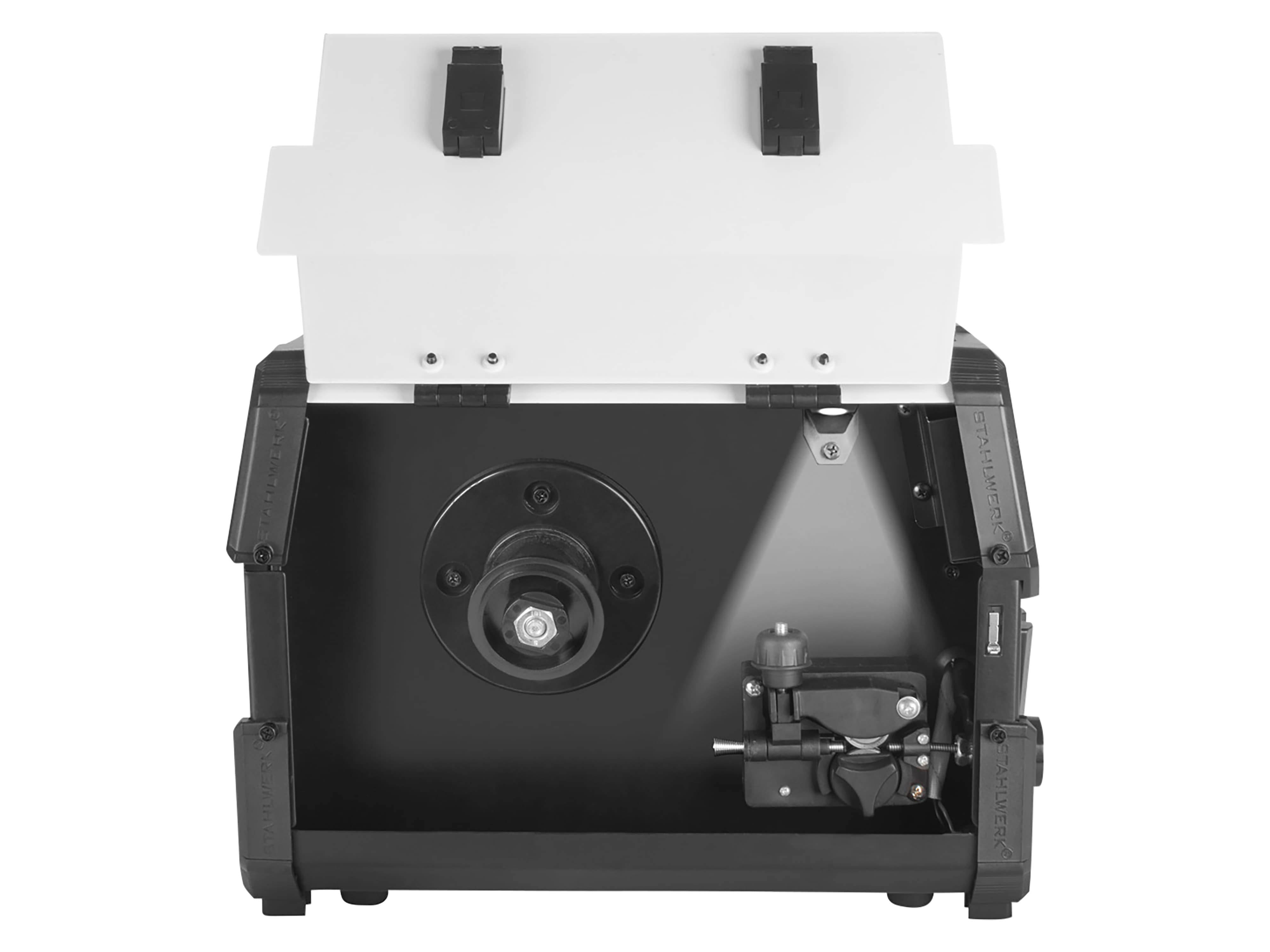 Ein schwarzes Industriemaschinen-Bauteil mit einer weißen Schutzabdeckung, das ein zentrales kreisförmiges Komponente und einen angebrachten Mechanismus auf der Seite aufweist.