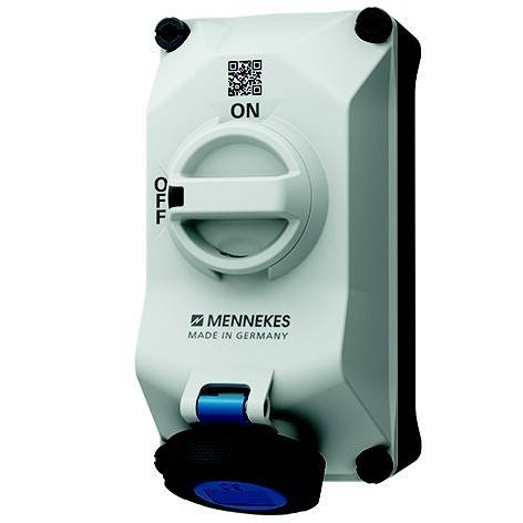 Mennekes Industrielle Elektroschalterbox mit einem zentralen EIN/AUS-Drehschalter, QR-Code und blauer Stromsteckdosenabdeckung.