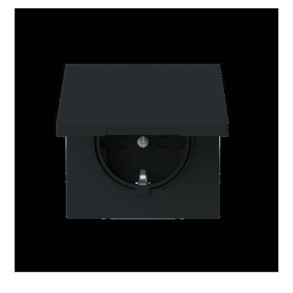 Ein schwarzer quadratischer Steckdosenstecker mit geschlossenem Deckel, zentriert vor einem schwarzen Hintergrund.