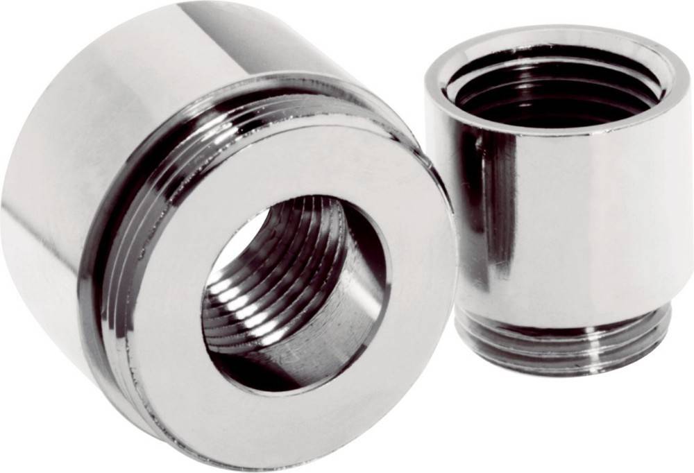 Nahaufnahme glänzender Metall-Rohranschlüsse mit Gewindeanschlüssen, die zum Verbinden von Rohren oder Schläuchen in Sanitärinstallationen verwendet werden.