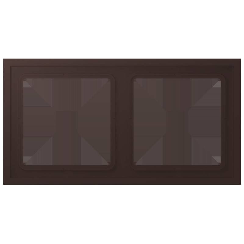 Ein gerahmtes dunkelbraunes Doppelfenster mit geometrischem Design.