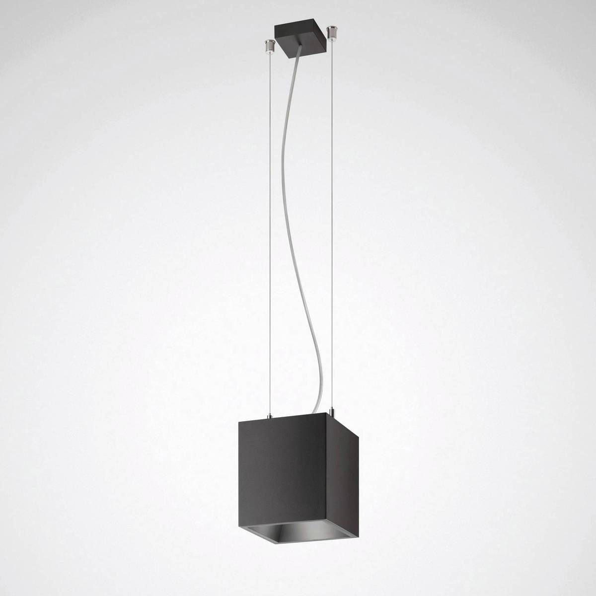 Eine moderne schwarze kubische Pendelleuchte, die an zwei Schnüren hängt, mit minimalistischem Design, vor einem schlichten weißen Hintergrund.