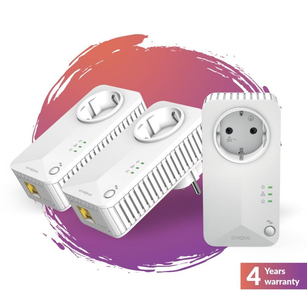 Satz von drei weißen Powerline-Adaptern mit Steckdosen auf einem roten Farbverlaufshintergrund; Text: 4 Jahre Garantie.