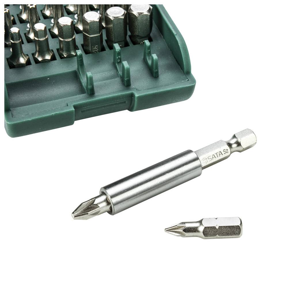 Ein Satz von Schraubendreher-Aufsätzen auf weißem Hintergrund dargestellt. Ein größerer Aufsatz und ein kleinerer Aufsatz sind neben einem teilweise sichtbaren grünen Koffer positioniert.