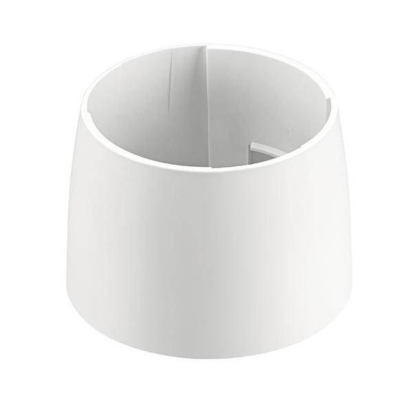 Ein einfacher weißer Lampenschirm auf weißem Hintergrund, der eine zylindrische Form mit einer leicht breiteren Basis zeigt.