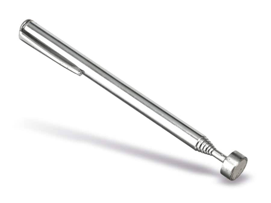 Ein Metall-Rückenkratzer mit ausziehbarem Griff, ausgefahren, mit einem kleinen harkenähnlichen Ende.