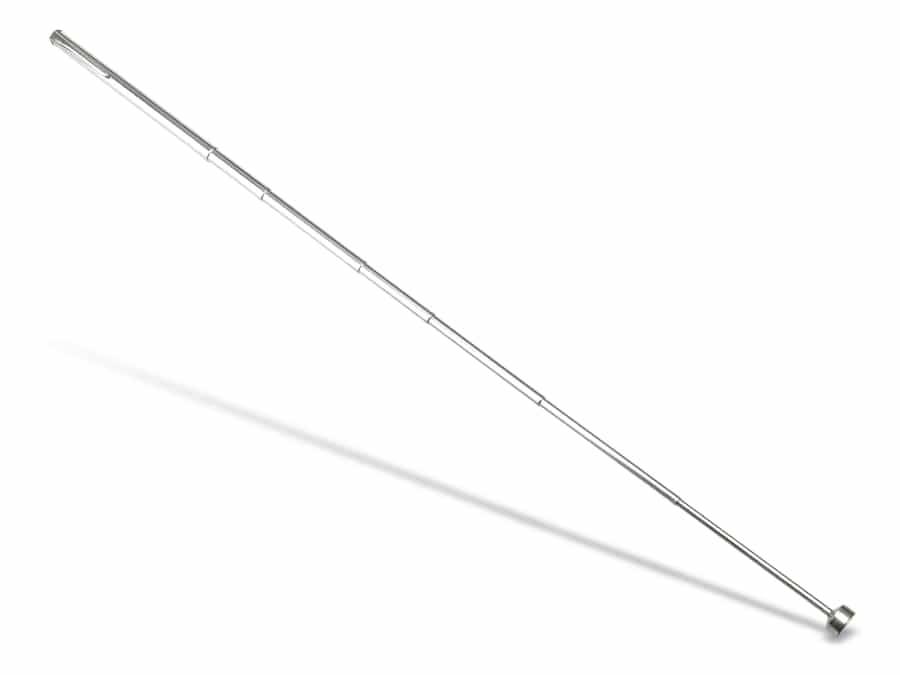 Eine Nahaufnahme eines eleganten, modernen Metallgeländers in diagonaler Ausrichtung, die seine glatte, reflektierende Oberfläche und sein minimalistisches Design hervorhebt.