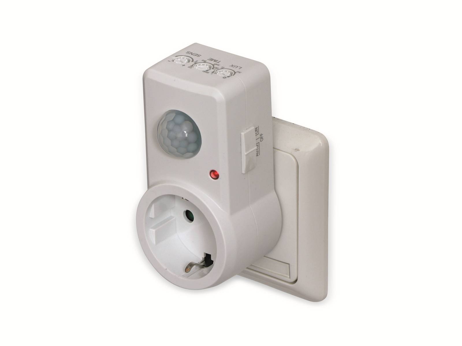 Ein weißer Bewegungsmelder-Steckdosenadapter wird gezeigt, der einen runden Sensor, Timereinstellungen und eine rote Anzeigelampe aufweist. Er ist in eine Wandsteckdose eingesteckt.