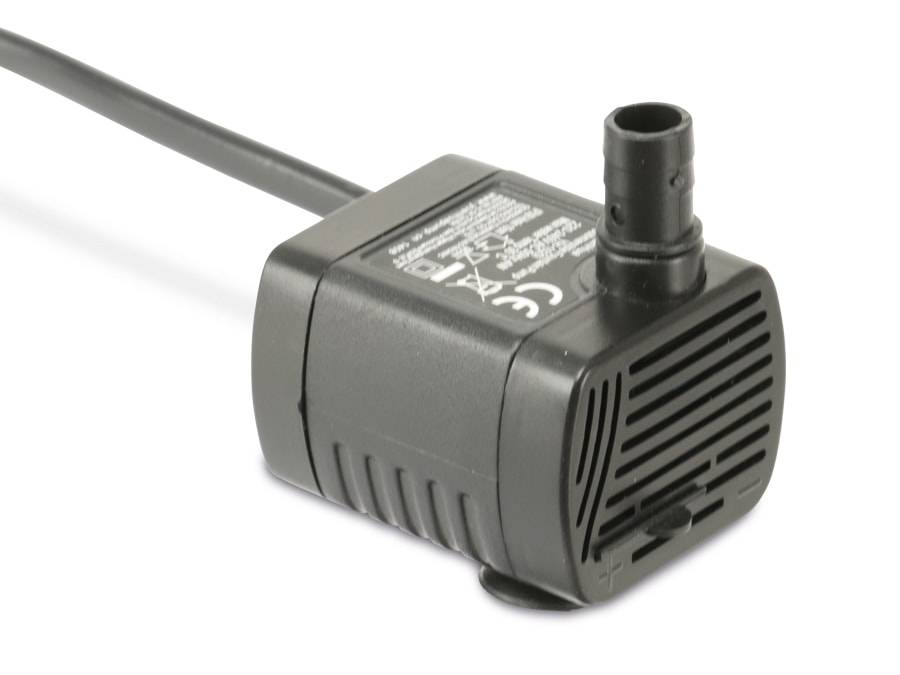 Kleine schwarze Wasserpumpe mit Stromkabel, gekennzeichnet mit Spezifikationen und Sicherheitszeichen, verwendet für Aquarien oder kleine Springbrunnenanwendungen.