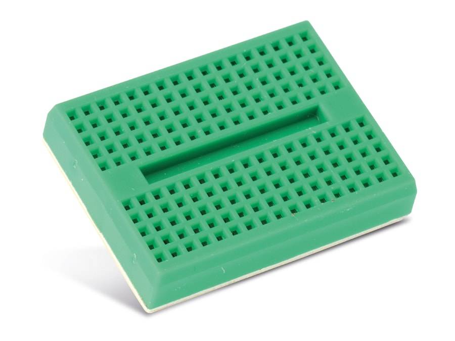 Grünes Mini-Steckboard für Elektronikprojekte mit zahlreichen Verbindungspunkten zum Prototyping von Schaltkreisen.