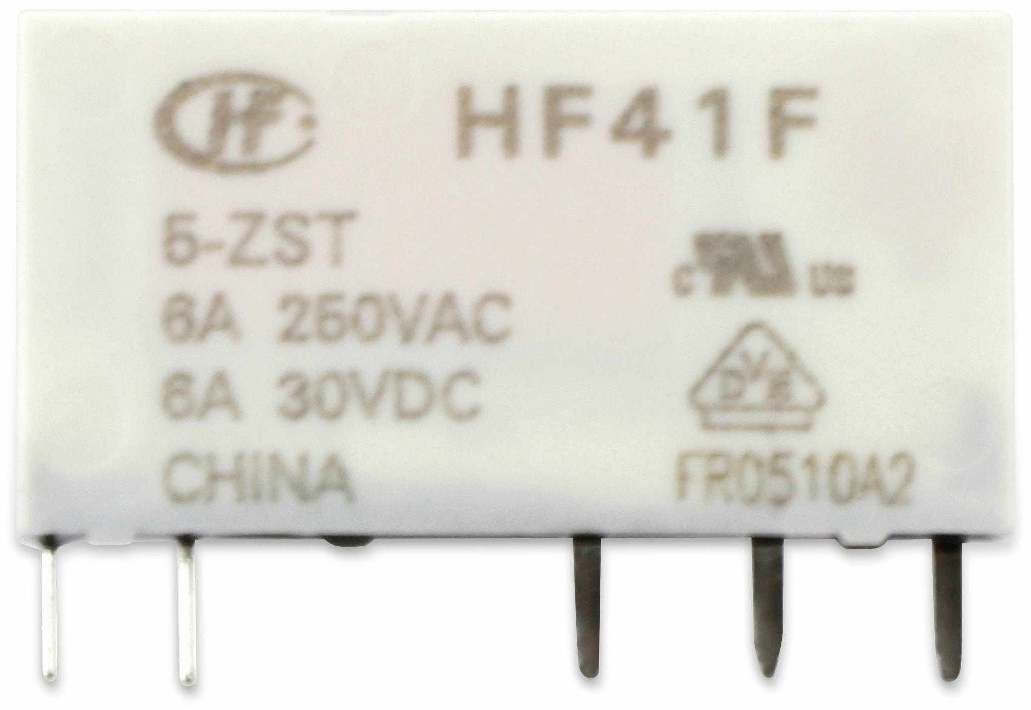 Eine Nahaufnahme eines elektronischen Relais mit Spezifikationen: 5A-ZST, 8A 250VAC, 8A 30VDC, mit Zertifizierungen und „CHINA