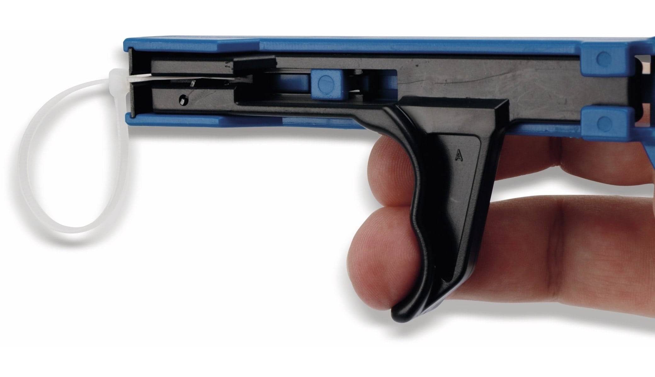 Hand, die einen blauen und schwarzen Kunststoff-Heftklammer-Entferner hält, mit freiliegenden Metallzähnen.